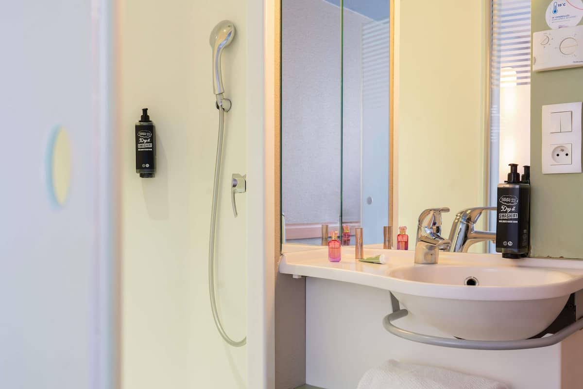 Double Room | Desk, free WiFi, bed sheets