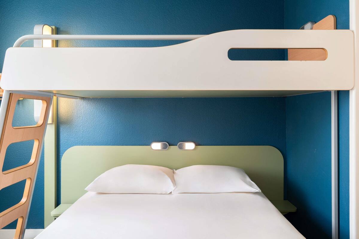 Room, Multiple Beds | Desk, free WiFi, bed sheets
