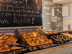 Tägliches Frühstücksbuffet gegen Gebühr