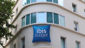 Een gebouw met een bord waarop 'ibis budget' staat.
