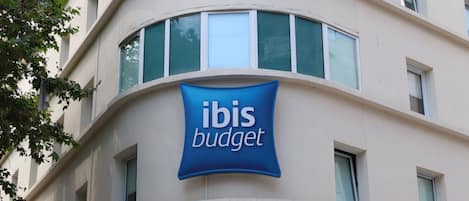 Un edificio con un cartel que dice "ibis budget".