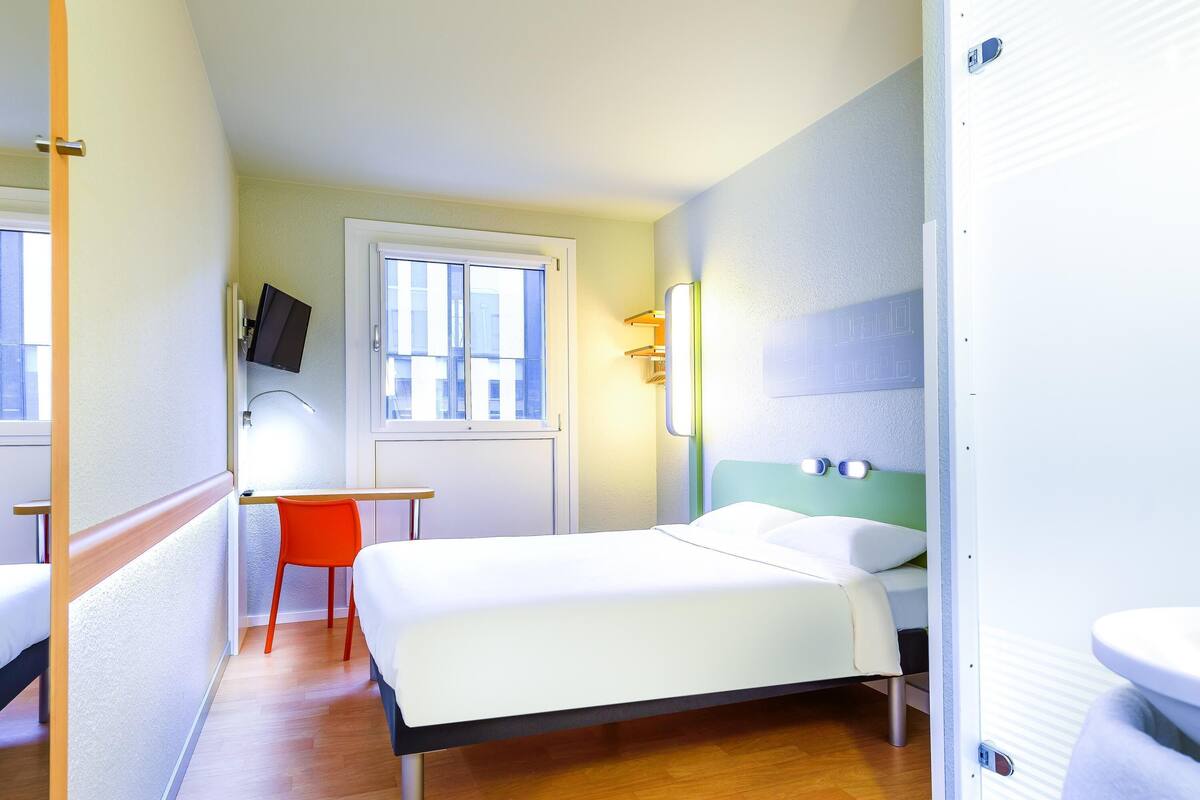 Habitació doble estàndard, 1 llit doble | Escriptori, espai de treball apte per a portàtils i wifi gratuïta