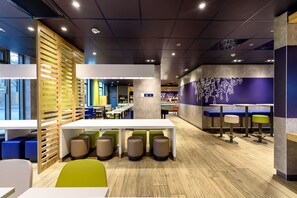 Daily buffet breakfast (EUR 10.00 per person) - ibis budget Leipzig City (Leipzig)