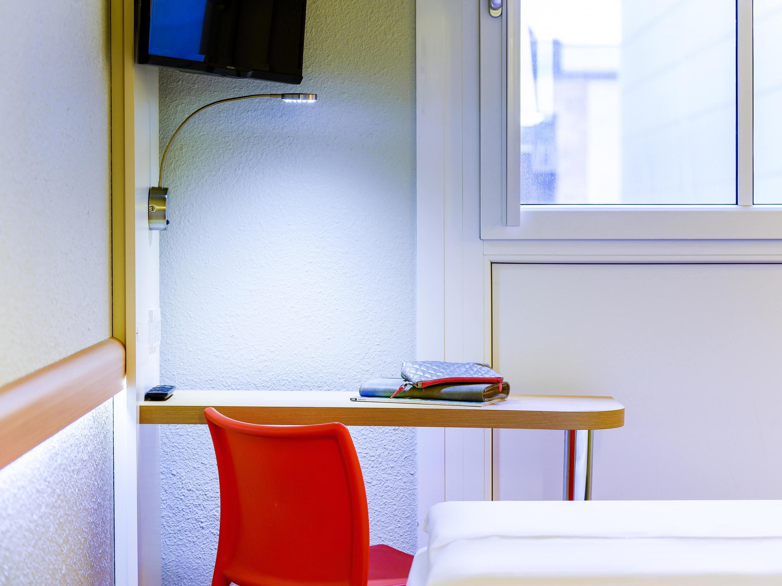 Schreibtisch, laptopgeeigneter Arbeitsplatz, kostenloses WLAN