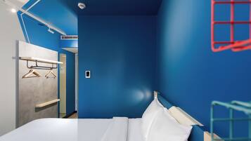 Un dormitorio moderno con una cama grande, un armario y un calentador de pared.