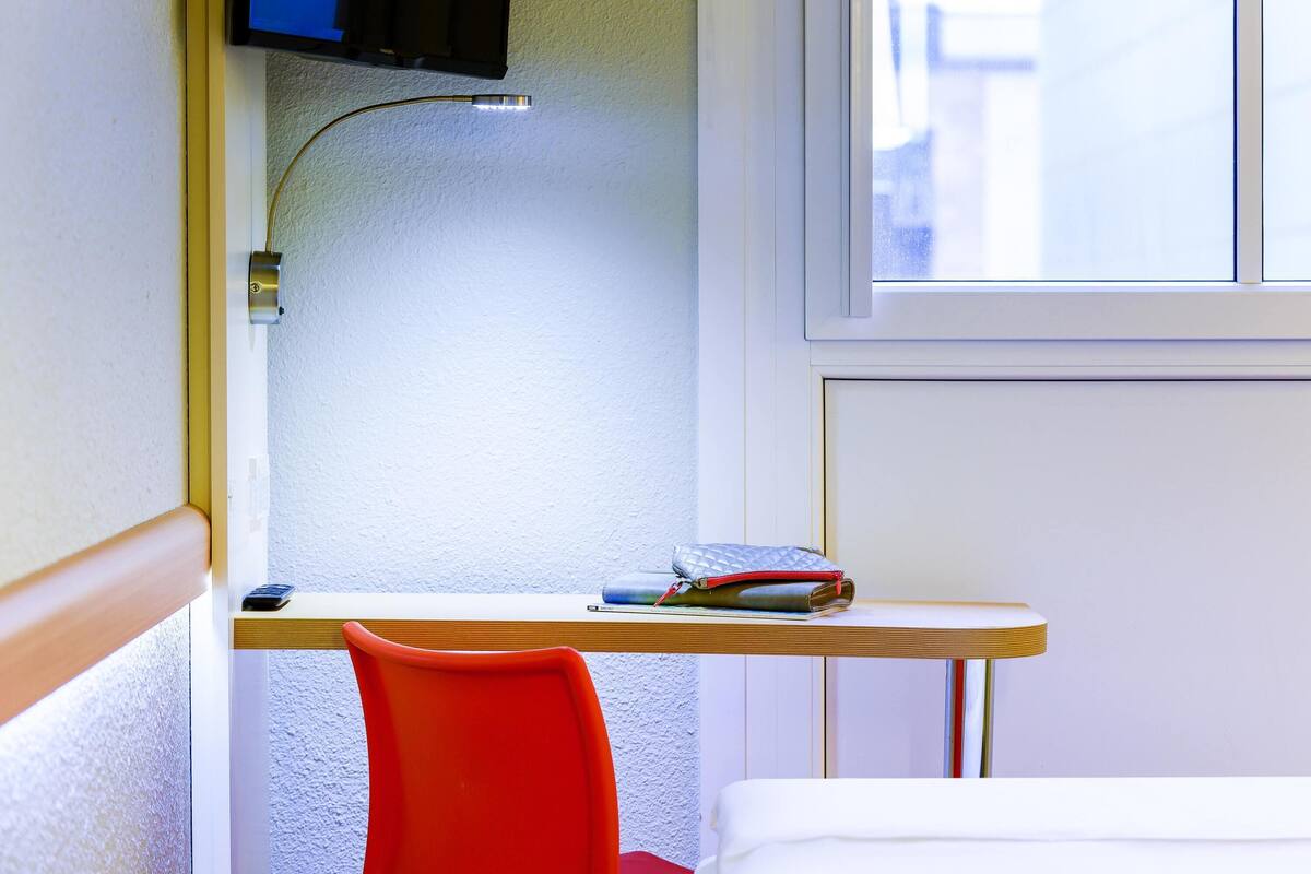 Escritorio, espacio para trabajar con laptop y wifi gratis