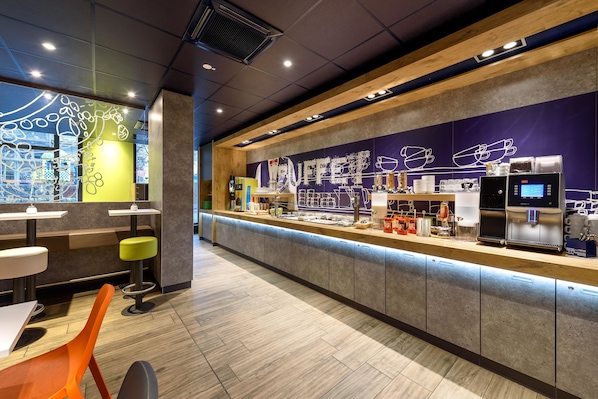 Frukostbuffé varje dag (EUR 10.00 per person)