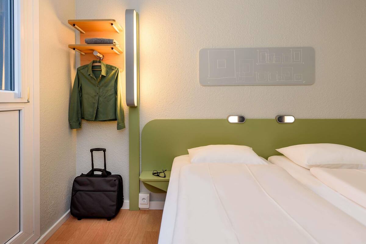 Habitació amb dos llits individuals, 2 llits individuals | Escriptori, espai de treball apte per a portàtils i wifi gratuïta
