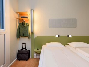 Tvåbäddsrum - 2 enkelsängar | Skrivbord, arbetsyta för laptop, gratis wi-fi och sängkläder