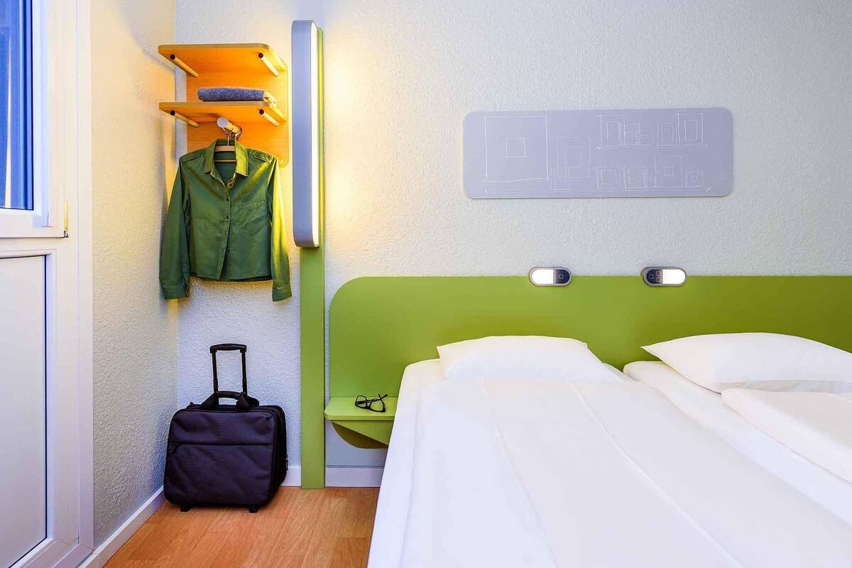 Escritorio, espacio para trabajar con laptop y wifi gratis