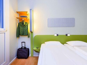 Twin kamer, 2 eenpersoonsbedden | Een bureau, een laptopwerkplek, gratis wifi, beddengoed