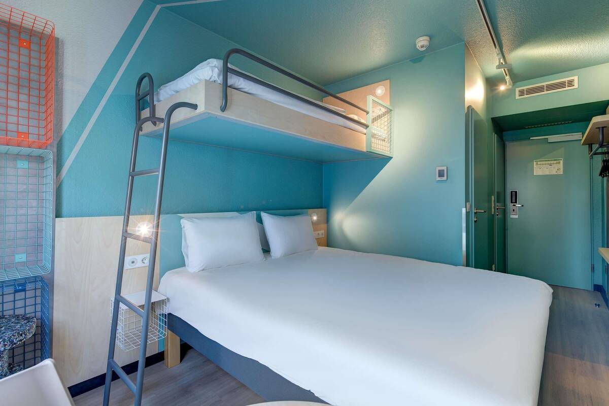 Loft estándar, varias camas | Escritorio, espacio para trabajar con laptop y wifi gratis