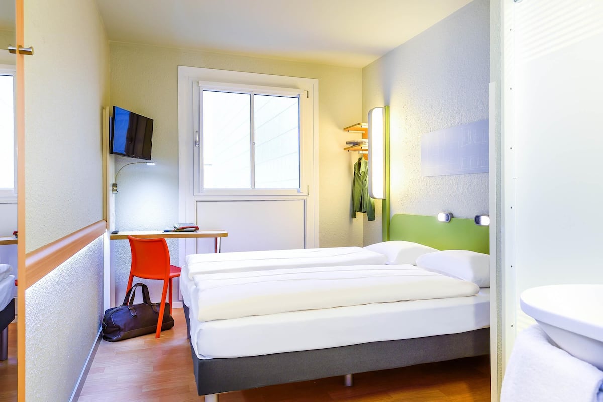 Desk, laptop workspace, free WiFi, bed sheets