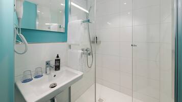 Shower, eco-friendly toiletries, towels