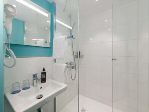 Desk, laptop workspace, free WiFi, bed sheets - ibis budget Leipzig City (Leipzig)