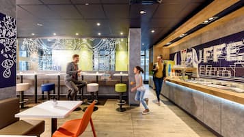 Tägliches Frühstücksbuffet (10.00 EUR pro Person)