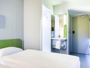 Desk, laptop workspace, free WiFi, bed sheets - ibis budget Leipzig City (Leipzig)