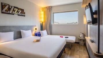 Deluxe driepersoonskamer, 1 tweepersoonsbed met slaapbank | Een bureau, gratis wifi, beddengoed