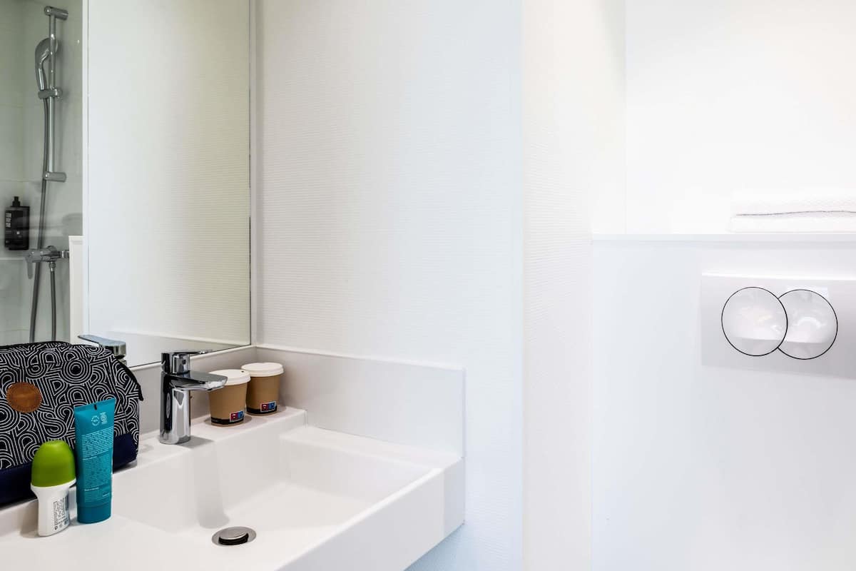 Desk, free WiFi, bed sheets