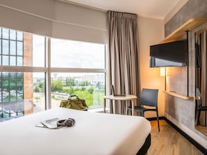Standardzimmer, 1 Queen-Bett, Stadtblick | Schreibtisch, kostenloses WLAN, Bettwäsche