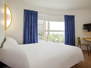 Escritorio, wifi gratis y ropa de cama