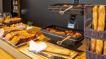 朝食 (ビュッフェ)、毎日提供 (1 名様 8.9 EUR)