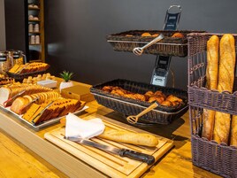 Café da manhã com buffet nos fins de semana (EUR 9.9 por pessoa) 