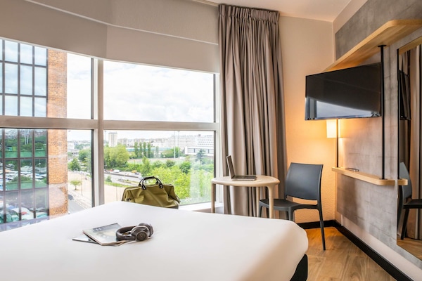 Standard Room, 1 Queen Bed, City View | Desk, free WiFi, bed sheets