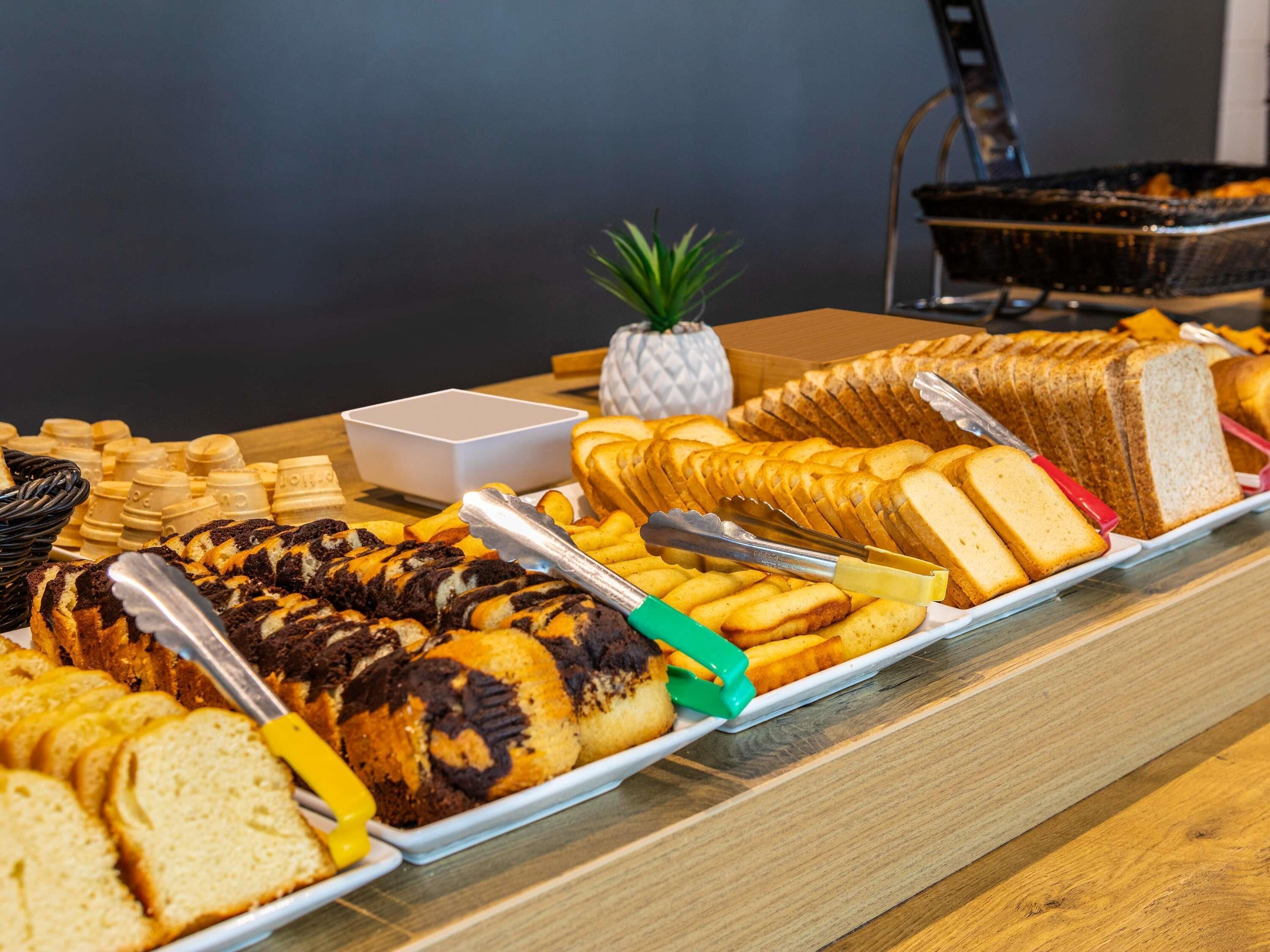 Ontbijtbuffet in het weekend (EUR 9.9 per persoon)