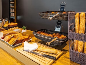 Päivittäinen buffetaamiainen (8.9 EUR per henkilö)