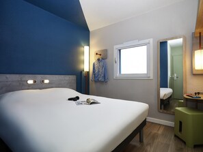Tweepersoonskamer | Een bureau, gratis babybedden, gratis wifi, beddengoed