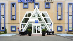 A hotel named ibis budget with a modern facade, large windows, and a prominent entrance. - ibis budget Lille Villeneuve d'Ascq (Villeneuve-d'Ascq)