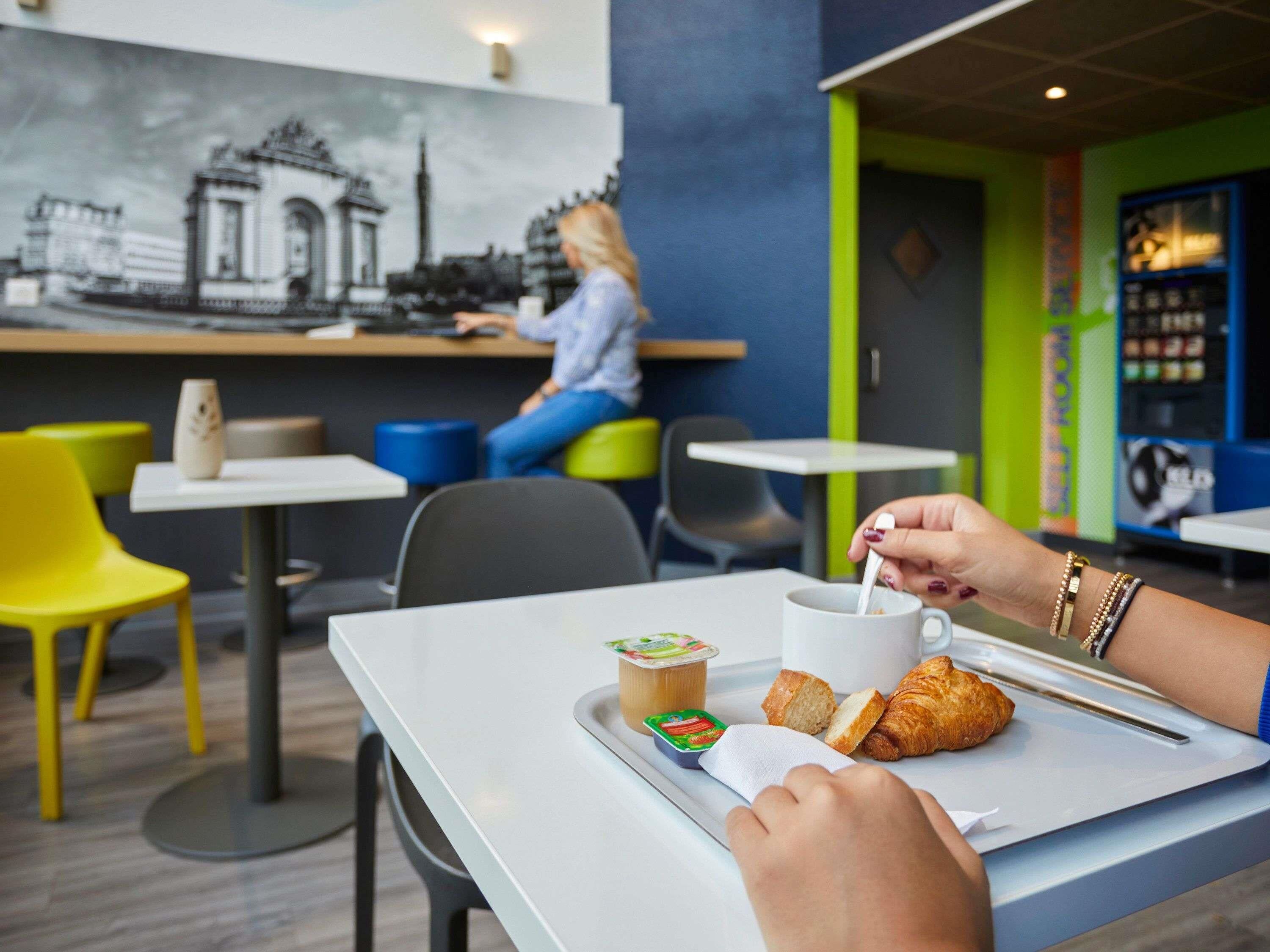 Café da manhã com buffet todos os dias mediante uma taxa