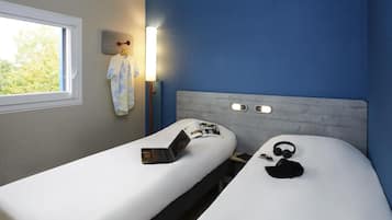 Twin Room, 2 Single Beds | Desk, free cots/infant beds, free WiFi, bed sheets