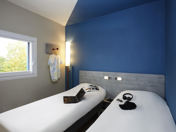 Twin kamer, 2 eenpersoonsbedden | Een bureau, gratis babybedden, gratis wifi, beddengoed