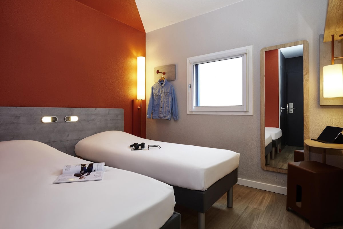 Twin Room, 2 Twin Beds | Desk, free cribs/infant beds, free WiFi, bed sheets