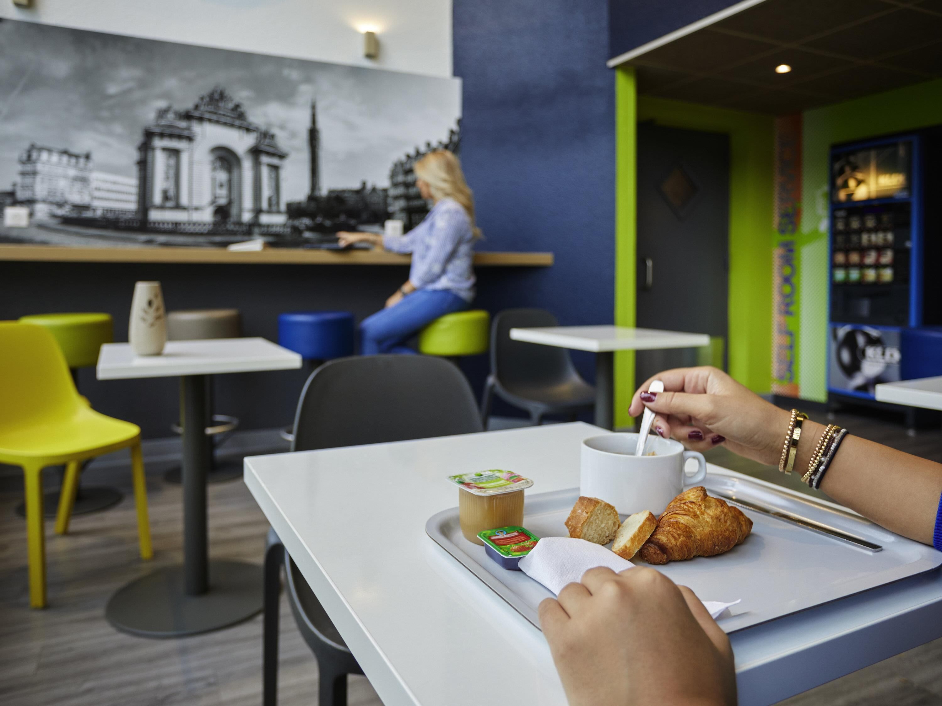 Tägliches Frühstücksbuffet (8.9 EUR pro Person)