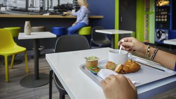 Tägliches Frühstücksbuffet (8.9 EUR pro Person)