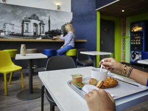 Petit déjeuner buffet servi tous les jours en supplément
