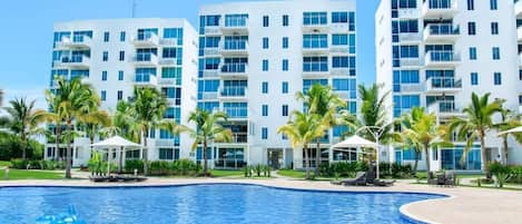 Outdoor pool, free pool cabanas, pool umbrellas