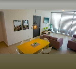 Appartement familial | Aire de séjour | Téléviseur à écran plat
