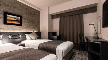 Une chambre d’hôtel avec deux lits, un bureau, une chaise, une télévision et un tableau au mur.