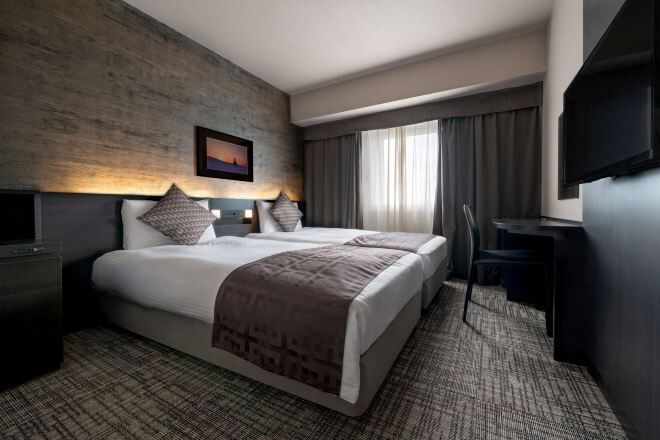 Sengetøy av topp kvalitet, dundyner, safe på rommet og skrivebord