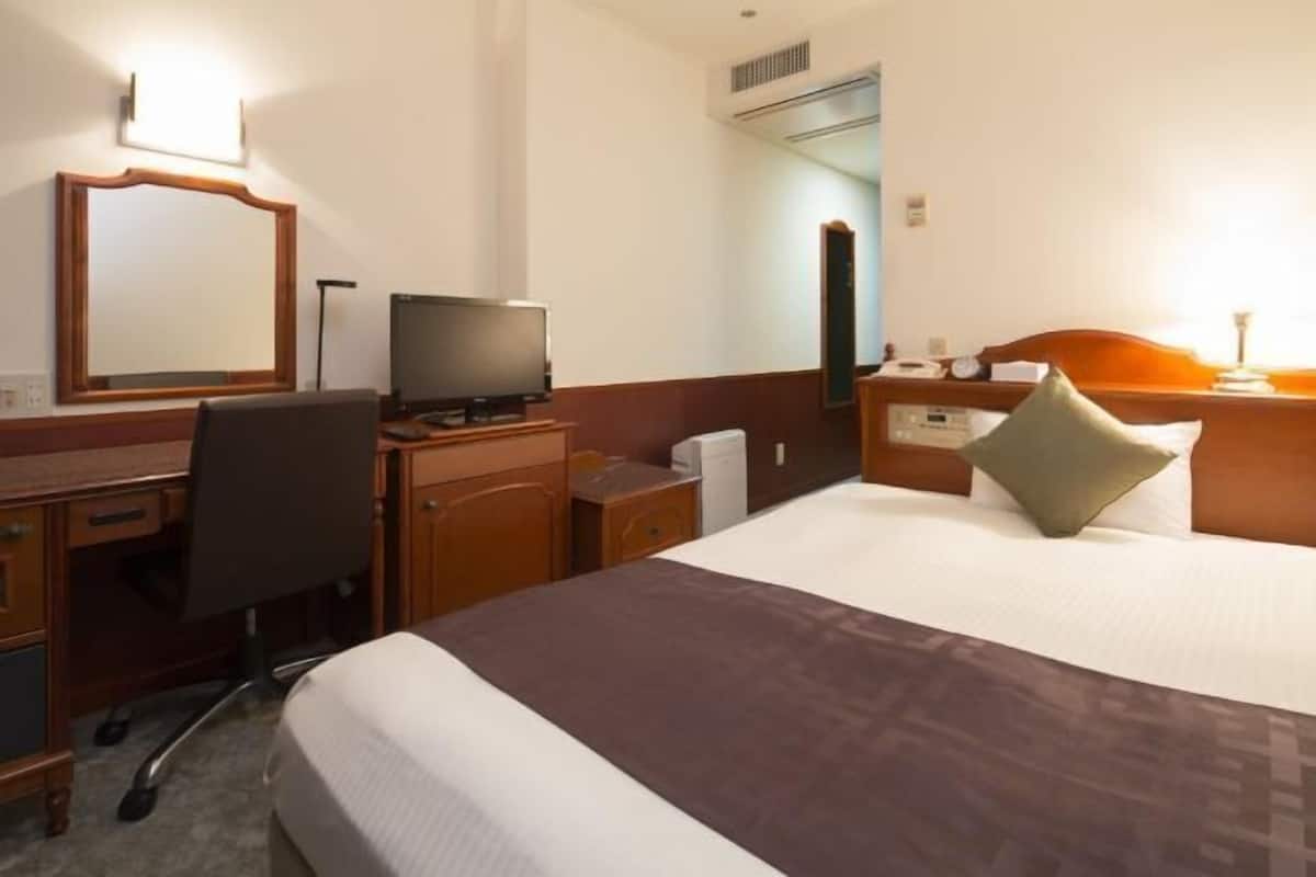 Premium bedding, down duvets, in-room safe, desk