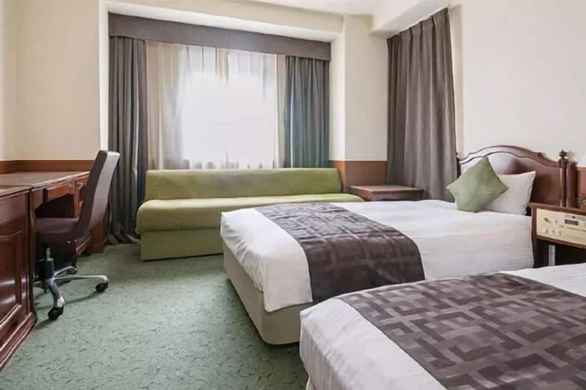 Luxe beddengoed, donzen dekbedden, een kluis op de kamer, een bureau