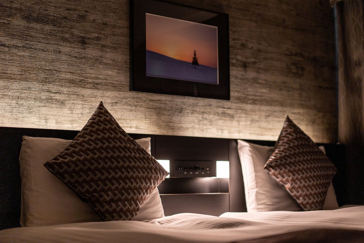 premium bedding, down duvets, in-room safe, desk