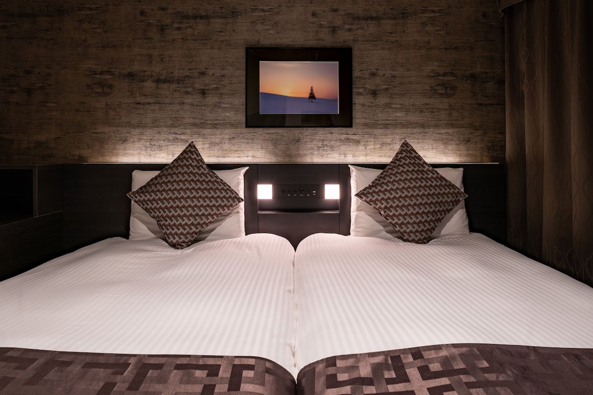 premium bedding, down duvets, in-room safe, desk