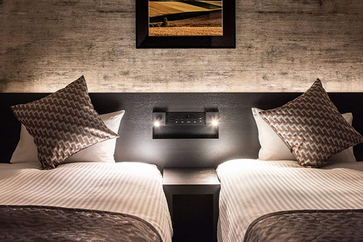 premium bedding, down duvets, in-room safe, desk