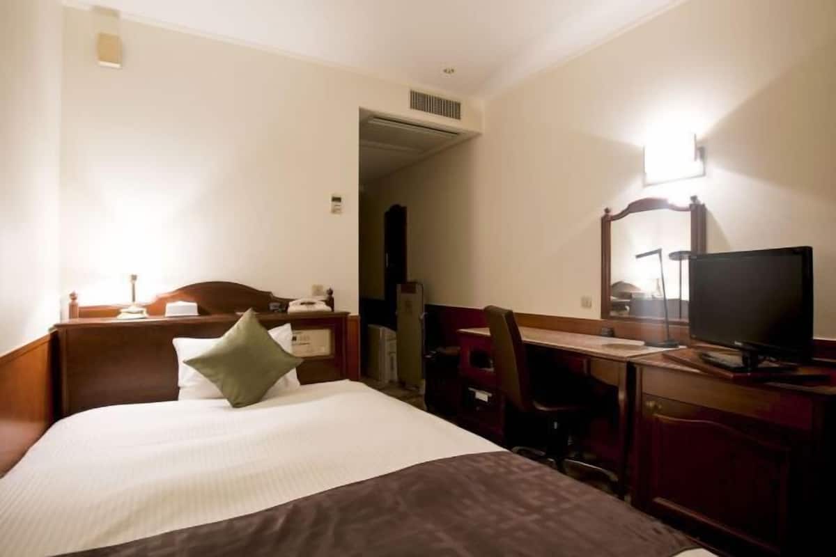 Luxe beddengoed, donzen dekbedden, een kluis op de kamer, een bureau
