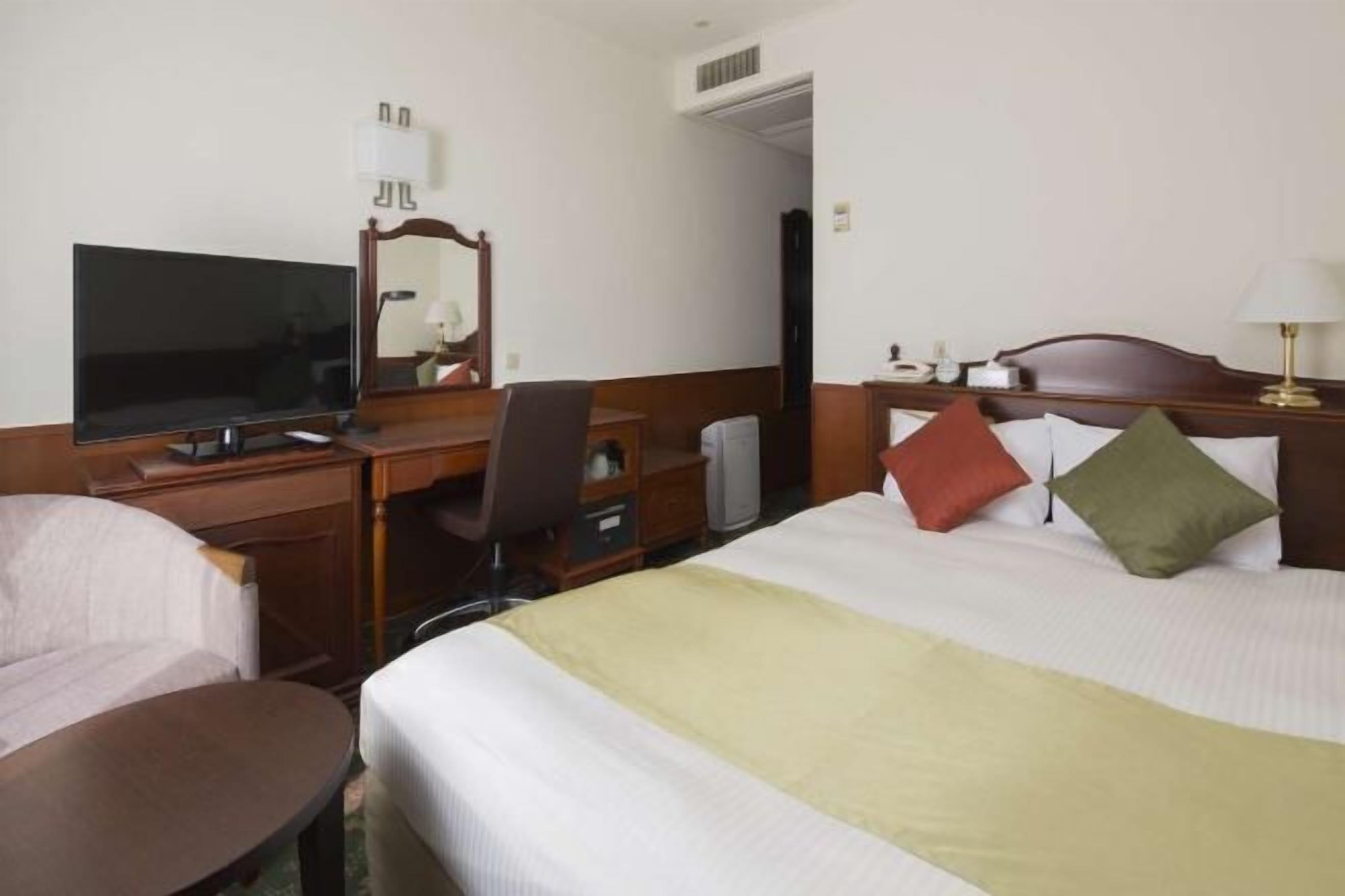 Premium bedding, down comforters, in-room safe, desk